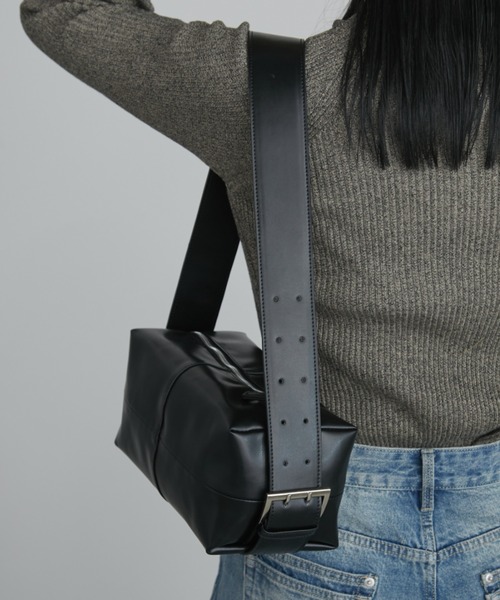 Aunt Marie's（アントマリーズ）の「スクエアベルトボディバッグ／ 500ml収納可（ショルダーバッグ・レディース・ブラウン/ブラック/アイボリー・FREE）」の11枚目の写真