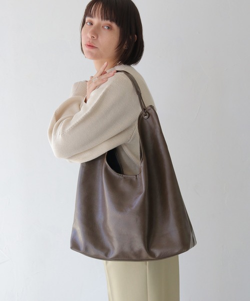 HER CLOSET（ハークローゼット）の「【shemoshelly】ワンショルダートートバック 2ポーチセット A4（トートバッグ・レディース・シルバー/ブラック/ブラウン・FREE）」の3枚目の写真
