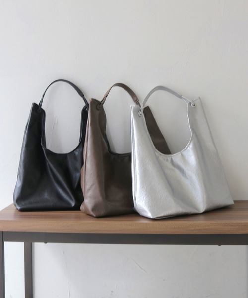 HER CLOSET（ハークローゼット）の「【shemoshelly】ワンショルダートートバック 2ポーチセット A4（トートバッグ・レディース・シルバー/ブラック/ブラウン・FREE）」の2枚目の写真