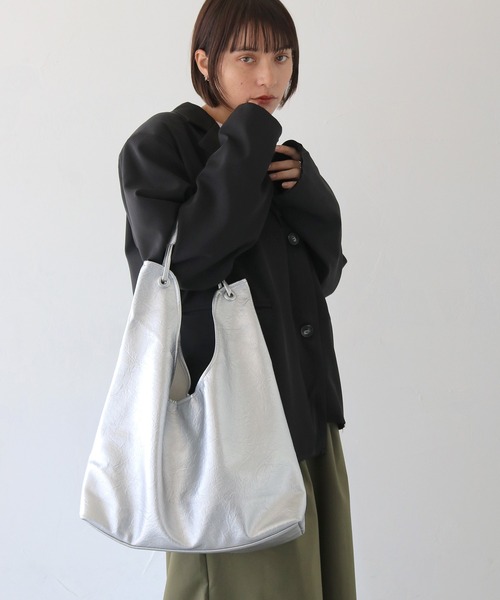 HER CLOSET（ハークローゼット）の「【shemoshelly】ワンショルダートートバック 2ポーチセット A4（トートバッグ・レディース・シルバー/ブラック/ブラウン・FREE）」の11枚目の写真