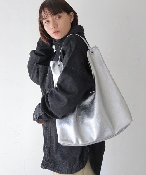 HER CLOSET（ハークローゼット）の「【shemoshelly】ワンショルダートートバック 2ポーチセット A4（トートバッグ・レディース・シルバー/ブラック/ブラウン・FREE）」の14枚目の写真