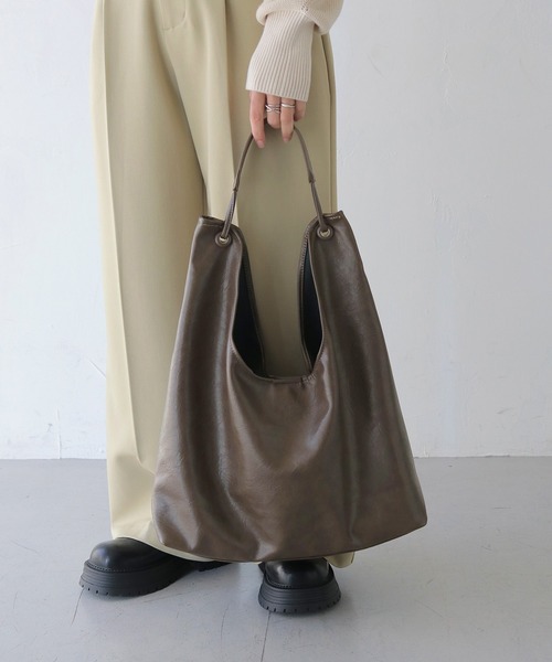 HER CLOSET（ハークローゼット）の「【shemoshelly】ワンショルダートートバック 2ポーチセット A4（トートバッグ・レディース・シルバー/ブラック/ブラウン・FREE）」の4枚目の写真
