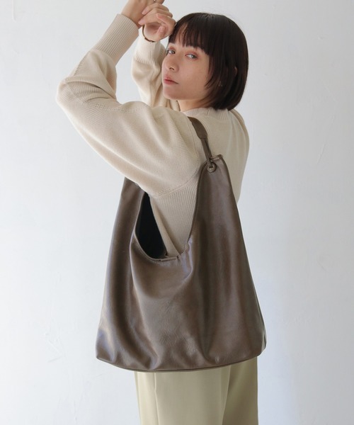 HER CLOSET（ハークローゼット）の「【shemoshelly】ワンショルダートートバック 2ポーチセット A4（トートバッグ・レディース・シルバー/ブラック/ブラウン・FREE）」の6枚目の写真