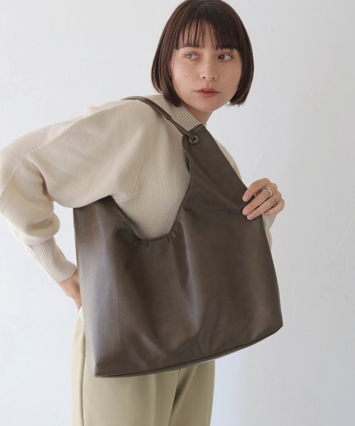 HER CLOSET（ハークローゼット）の「【shemoshelly】ワンショルダートートバック 2ポーチセット A4（トートバッグ・レディース・シルバー/ブラック/ブラウン・FREE）」の7枚目の写真