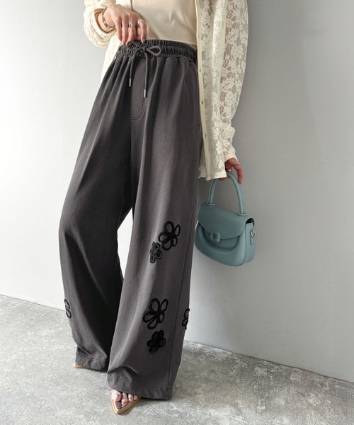 classicalelf（クラシカルエルフ）の「大人の遊び心が光る。フラワーサガラ刺繍くり抜き裏毛スウェットワイドパンツ（スウェットパンツ・レディース・チャコール/ブラック/杢グレー・LARGE/MEDIUM/SMALL/X-LARGE）」の22枚目の写真