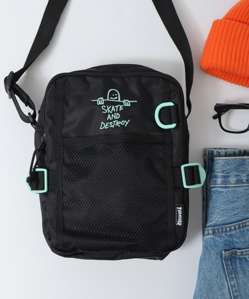 THRASHER（スラッシャー）の「THRASHER ゴンズデザインタテ型ショルダーバッグ（ショルダーバッグ・メンズ・ホワイト系その他/ブラック×ホワイト/ブラック系その他・FREE）」の3枚目の写真