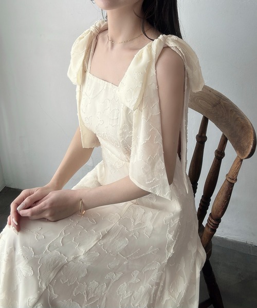 Meiru（メイル）の「ショルダーリボンフラワージャガードキャミワンピース[高身長サイズMT/低身長サイズS有り]（ワンピース・レディース・ブラック/アイボリー/ネイビー・X-LARGE/LARGE/MEDIUM/SMALL/MT）」の4枚目の写真