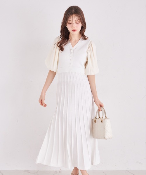 tocco closet(トッコ クローゼット)の「シャイニーシフォンバルーンスリーブ切り替えパール付きリブニットワンピース(ワンピース・レディース・オフホワイト/ラベンダー・M)」の1枚目の写真