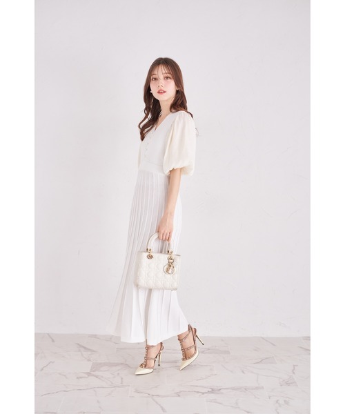tocco closet(トッコ クローゼット)の「シャイニーシフォンバルーンスリーブ切り替えパール付きリブニットワンピース(ワンピース・レディース・オフホワイト/ラベンダー・M)」の4枚目の写真
