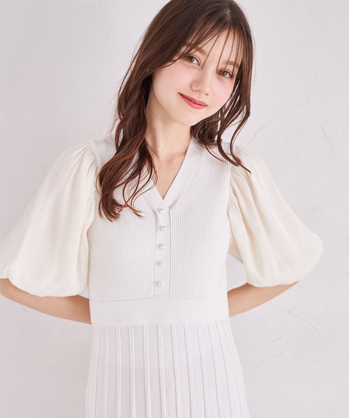 tocco closet(トッコ クローゼット)の「シャイニーシフォンバルーンスリーブ切り替えパール付きリブニットワンピース(ワンピース・レディース・オフホワイト/ラベンダー・M)」の8枚目の写真
