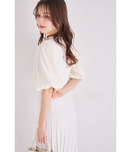 tocco closet(トッコ クローゼット)の「シャイニーシフォンバルーンスリーブ切り替えパール付きリブニットワンピース(ワンピース・レディース・オフホワイト/ラベンダー・M)」の7枚目の写真