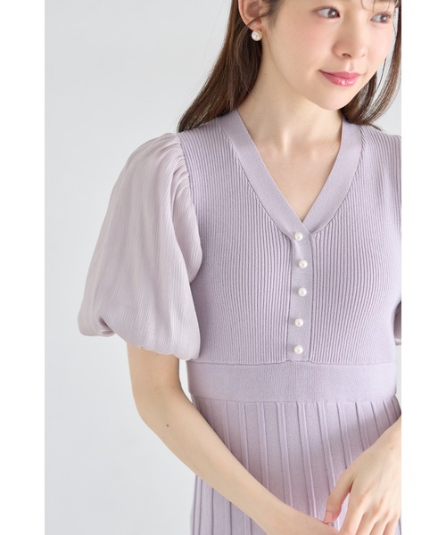 tocco closet(トッコ クローゼット)の「シャイニーシフォンバルーンスリーブ切り替えパール付きリブニットワンピース(ワンピース・レディース・オフホワイト/ラベンダー・M)」の17枚目の写真