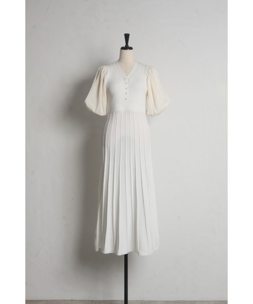 tocco closet(トッコ クローゼット)の「シャイニーシフォンバルーンスリーブ切り替えパール付きリブニットワンピース(ワンピース・レディース・オフホワイト/ラベンダー・M)」の18枚目の写真