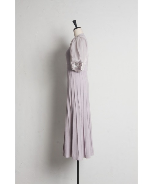 tocco closet(トッコ クローゼット)の「シャイニーシフォンバルーンスリーブ切り替えパール付きリブニットワンピース(ワンピース・レディース・オフホワイト/ラベンダー・M)」の20枚目の写真