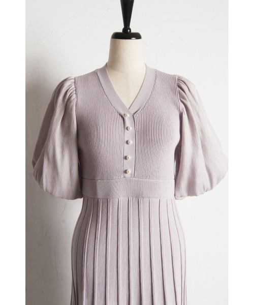 tocco closet(トッコ クローゼット)の「シャイニーシフォンバルーンスリーブ切り替えパール付きリブニットワンピース(ワンピース・レディース・オフホワイト/ラベンダー・M)」の22枚目の写真