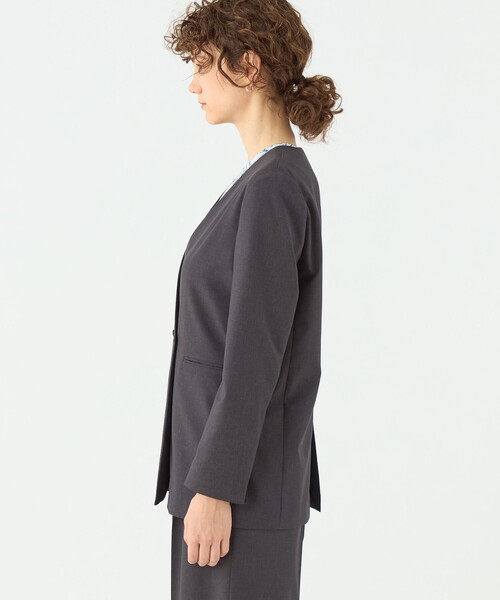 TOMORROWLAND collection（トゥモローランドコレクション）の「エクストラファインポリエステルトロピカル Vカラージャケット（ノーカラージャケット・レディース・ブラウン/チャコールグレー・34/36）」の5枚目の写真