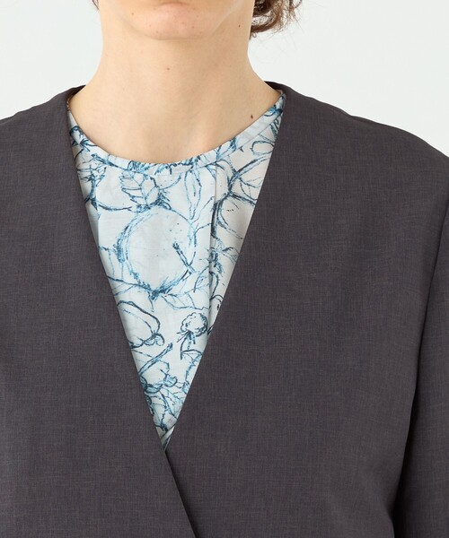 TOMORROWLAND collection（トゥモローランドコレクション）の「エクストラファインポリエステルトロピカル Vカラージャケット（ノーカラージャケット・レディース・ブラウン/チャコールグレー・34/36）」の8枚目の写真