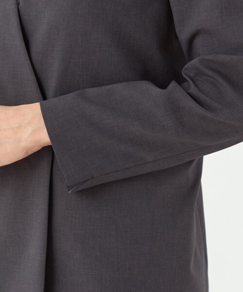 TOMORROWLAND collection（トゥモローランドコレクション）の「エクストラファインポリエステルトロピカル Vカラージャケット（ノーカラージャケット・レディース・ブラウン/チャコールグレー・34/36）」の9枚目の写真