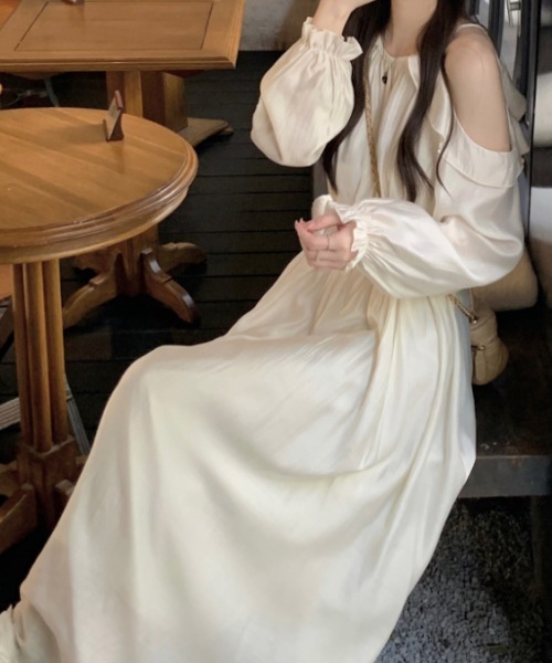 Aelina(エリナ)の「オフショルダー長袖ワンピース(ワンピース・レディース・ベージュ/ブラック/ネイビー・F)」の15枚目の写真