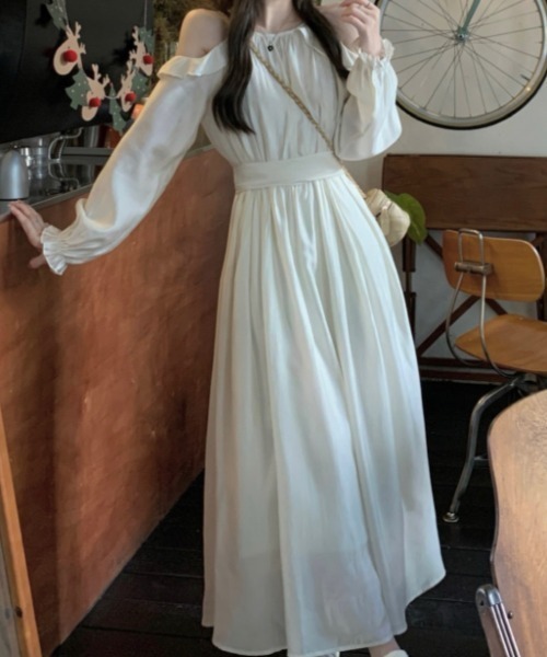 Aelina(エリナ)の「オフショルダー長袖ワンピース(ワンピース・レディース・ベージュ/ブラック/ネイビー・F)」の18枚目の写真