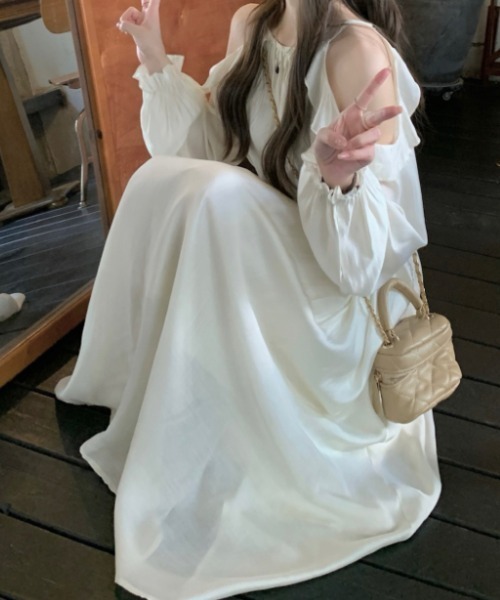 Aelina(エリナ)の「オフショルダー長袖ワンピース(ワンピース・レディース・ベージュ/ブラック/ネイビー・F)」の13枚目の写真