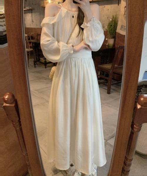 Aelina(エリナ)の「オフショルダー長袖ワンピース(ワンピース・レディース・ベージュ/ブラック/ネイビー・F)」の16枚目の写真