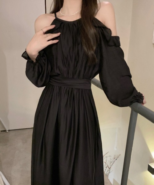 Aelina(エリナ)の「オフショルダー長袖ワンピース(ワンピース・レディース・ベージュ/ブラック/ネイビー・F)」の7枚目の写真