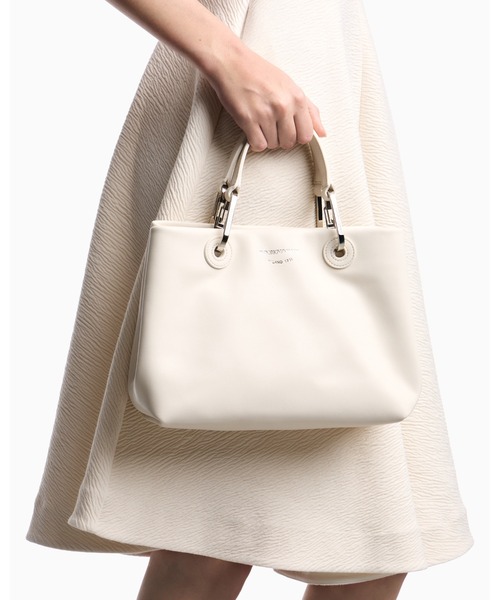 EMPORIO ARMANI(エンポリオアルマーニ)の「【エンポリオ アルマーニ】MyEA ショッパー ナッパレザー スモール(ハンドバッグ・レディース・ブラック/ネイビー/ライトブルー/オフホワイト・FREE)」の2枚目の写真