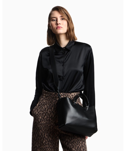 EMPORIO ARMANI(エンポリオアルマーニ)の「【エンポリオ アルマーニ】MyEA ショッパー ナッパレザー スモール(ハンドバッグ・レディース・ブラック/ネイビー/ライトブルー/オフホワイト・FREE)」の11枚目の写真