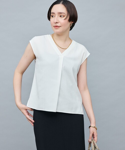 NOLLEY’S Sophi（ノーリーズソフィ）の「バックサテンジョーゼットVネックブラウス（シャツ/ブラウス・レディース・ブラック/ホワイト/ミント・36/38）」の2枚目の写真