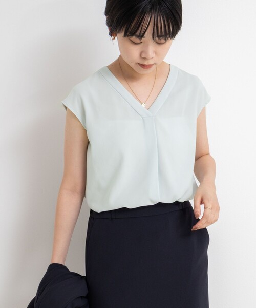 NOLLEY’S Sophi（ノーリーズソフィ）の「バックサテンジョーゼットVネックブラウス（シャツ/ブラウス・レディース・ブラック/ホワイト/ミント・36/38）」の3枚目の写真