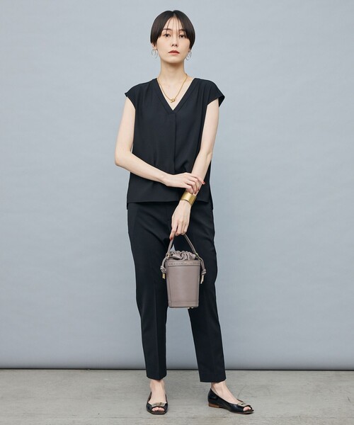 NOLLEY’S Sophi（ノーリーズソフィ）の「バックサテンジョーゼットVネックブラウス（シャツ/ブラウス・レディース・ブラック/ホワイト/ミント・36/38）」の4枚目の写真