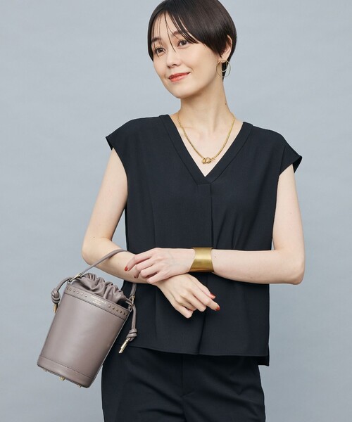 NOLLEY’S Sophi（ノーリーズソフィ）の「バックサテンジョーゼットVネックブラウス（シャツ/ブラウス・レディース・ブラック/ホワイト/ミント・36/38）」の9枚目の写真