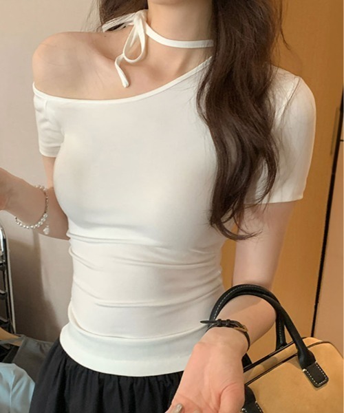 kirakiraShop(キラキラショップ)の「ワンオフショルダー チョーカー Tシャツ(Tシャツ/カットソー・レディース・ホワイト/ブラック/グレー・FREE)」の4枚目の写真