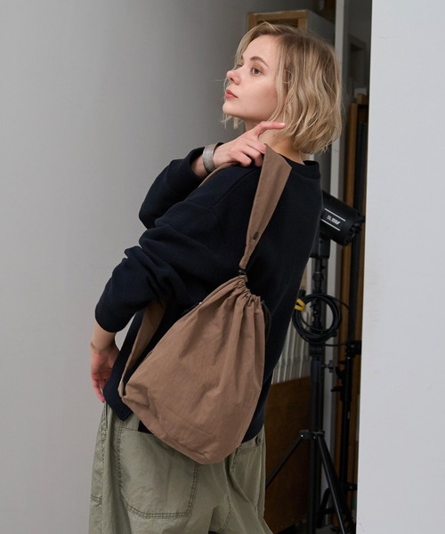 RNA-N(アールエヌエーエヌ)の「E5150 ワンショルダーボンサック(バックパック/リュック・レディース・ブラック/キナリ/カーキ/グレー・FREE)」の4枚目の写真