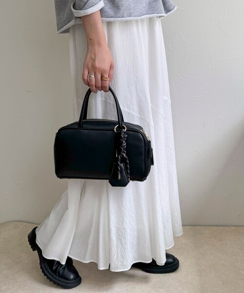 fredy emue（フレディエミュ）の「チャーム付横長ボストンバッグ（ショルダーバッグ・レディース・ブラック/キャメル・FREE）」の2枚目の写真