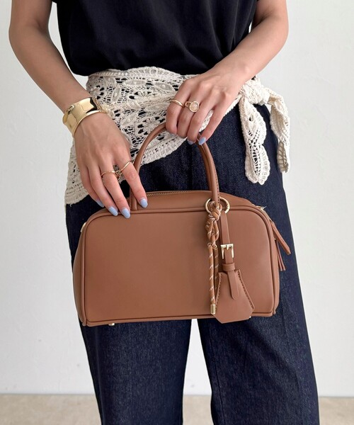 fredy emue（フレディエミュ）の「チャーム付横長ボストンバッグ（ショルダーバッグ・レディース・ブラック/キャメル・FREE）」の3枚目の写真