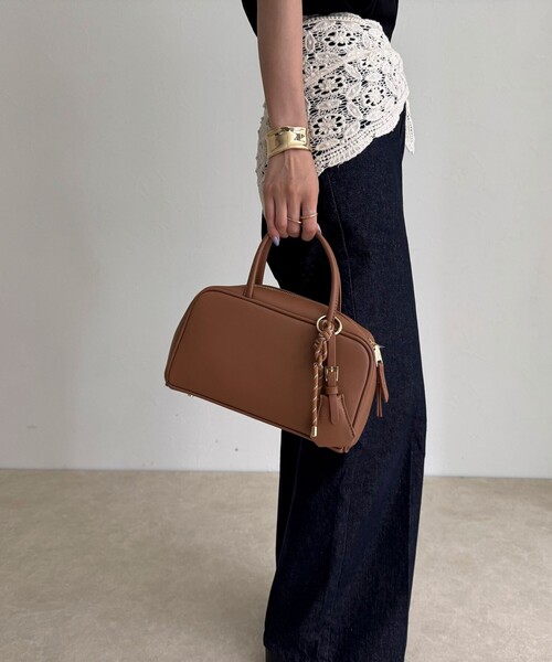 fredy emue（フレディエミュ）の「チャーム付横長ボストンバッグ（ショルダーバッグ・レディース・ブラック/キャメル・FREE）」の5枚目の写真