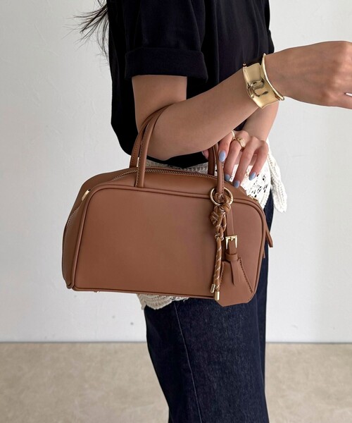 fredy emue（フレディエミュ）の「チャーム付横長ボストンバッグ（ショルダーバッグ・レディース・ブラック/キャメル・FREE）」の6枚目の写真