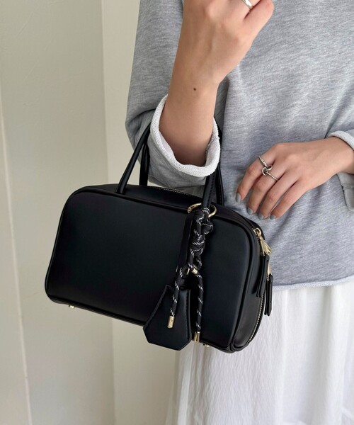 fredy emue（フレディエミュ）の「チャーム付横長ボストンバッグ（ショルダーバッグ・レディース・ブラック/キャメル・FREE）」の9枚目の写真