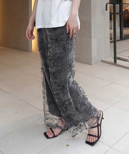 CORNERS（コーナーズ）の「チュール花柄刺ストレートパンツ【セットアップ可能】（その他パンツ・レディース・ブラック/ベージュ系その他・M）」の3枚目の写真