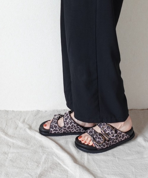 Tomieco(トミエコ)の「サッと履ける 2本ベルト フラットサンダル(サンダル・レディース・ホワイト/レオパード/グレー/シルバー/ブラック・LL/S/M/L)」の5枚目の写真