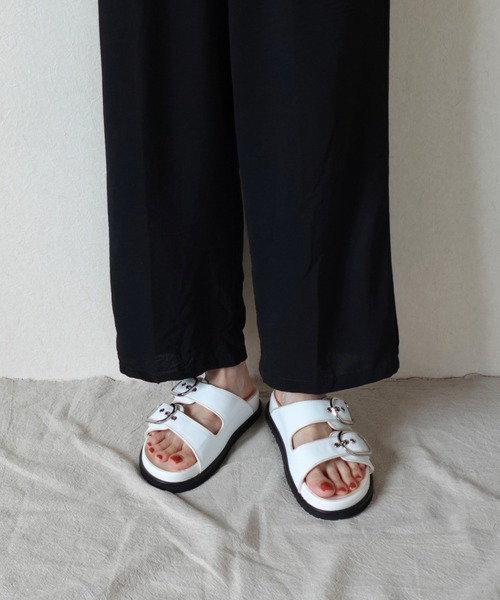 Tomieco(トミエコ)の「サッと履ける 2本ベルト フラットサンダル(サンダル・レディース・ホワイト/レオパード/グレー/シルバー/ブラック・LL/S/M/L)」の11枚目の写真