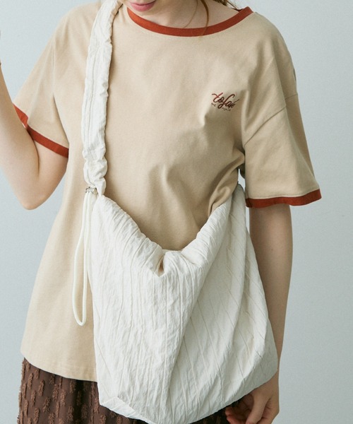 Crisp（クリスプ）の「ステッチデザインショルダーバッグ（ショルダーバッグ・レディース・ブラック/アイボリー・FREE）」の2枚目の写真