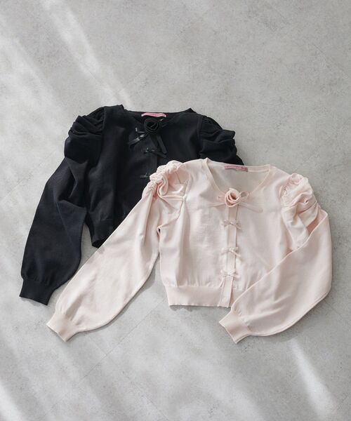 Maison de FLEUR（メゾンドフルール）の「ローズニットカーディガン（カーディガン/ボレロ・レディース・ブラック/ライトピンク・FREE）」の3枚目の写真