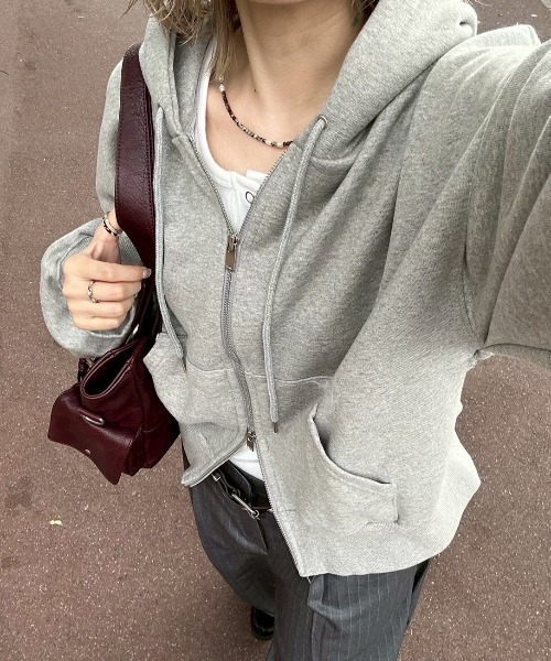 Chikashitsu +(チカシツプラス)の「【Chikashitsu +】cropped zip up loose arm hoodie / 【チカシツプラス】クロップドジップアップルーズアームパーカー <着用動画あり>(パーカー・メンズ・杢グレー/グレー/ブラック・ONE SIZE)」の3枚目の写真