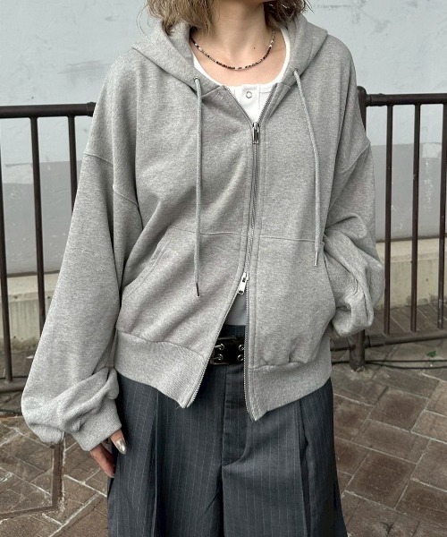 Chikashitsu +(チカシツプラス)の「【Chikashitsu +】cropped zip up loose arm hoodie / 【チカシツプラス】クロップドジップアップルーズアームパーカー <着用動画あり>(パーカー・メンズ・杢グレー/グレー/ブラック・ONE SIZE)」の5枚目の写真