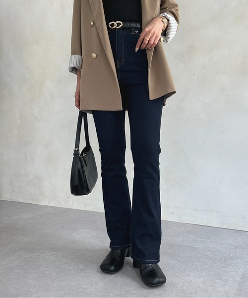 Thevon（ゼボン）の「美脚フレアデニムパンツ（デニムパンツ・レディース・ブラック/ネイビー・マルチサイズ）」の17枚目の写真