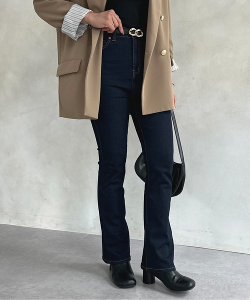 Thevon（ゼボン）の「美脚フレアデニムパンツ（デニムパンツ・レディース・ブラック/ネイビー・マルチサイズ）」の20枚目の写真