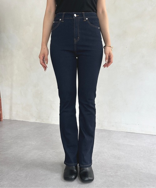 Thevon（ゼボン）の「美脚フレアデニムパンツ（デニムパンツ・レディース・ブラック/ネイビー・マルチサイズ）」の6枚目の写真